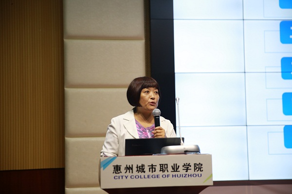 24李波做报告.jpg